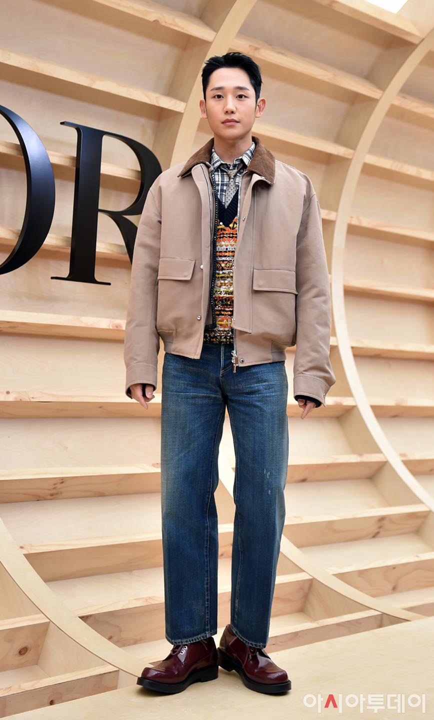 Nam diễn viên 'Snow Drop' Jung Hae In gây ấn tượng với nhiều lớp layer: áo sơ mi, gile, áo khoác dáng rộng.