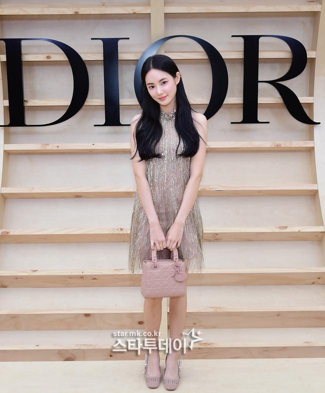 Nữ diễn viên Hong Su Ju xinh xắn với váy cùng túi Lady Dior màu hồng phấn.