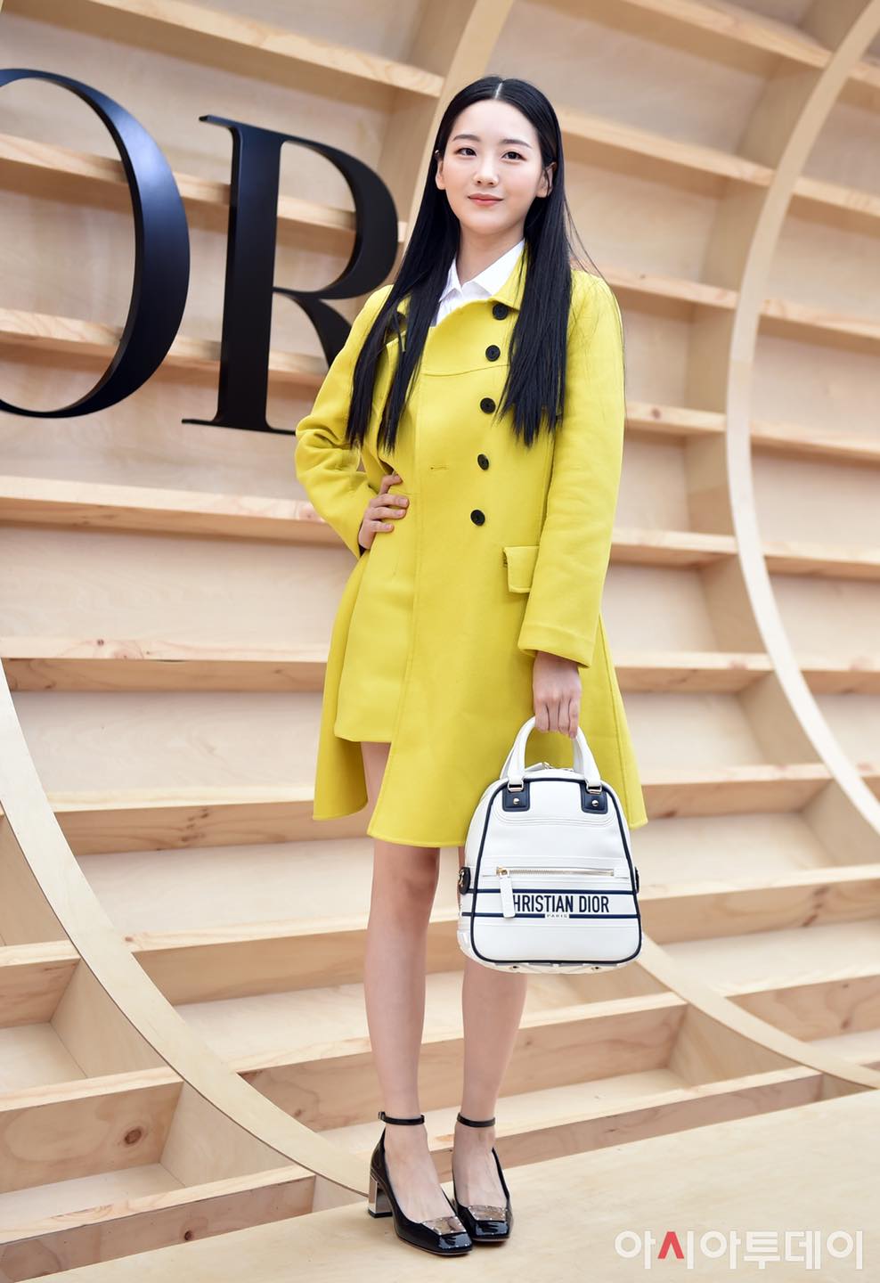 Nữ diễn viên Cho Yi Hyun trẻ trung với set đồ Dior màu vàng nắng.