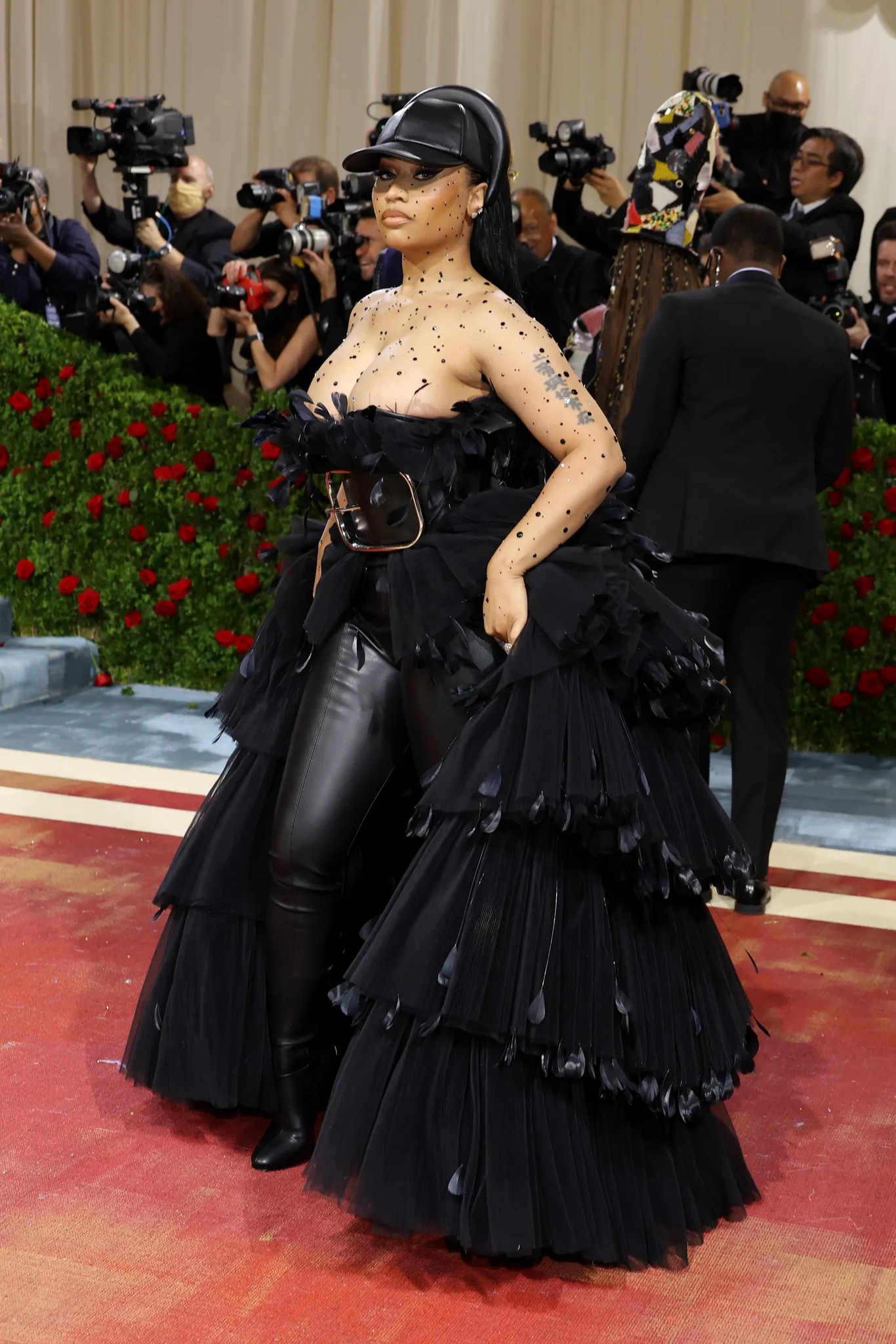 Nicki Minaj trong váy Versace.