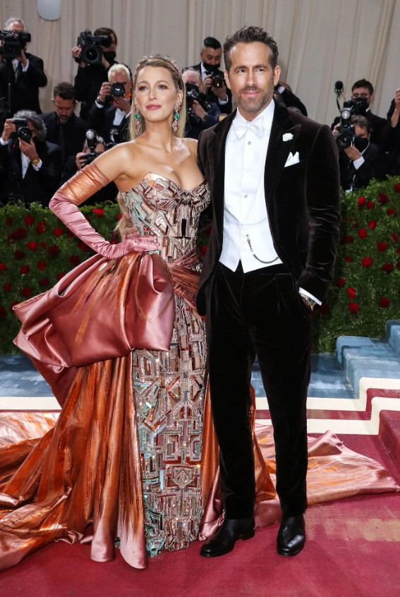 Đồng hành cùng cô trong Met Gala 2022 không ai khác chính là ông xã Ryan Reynolds. Anh diện suit nhung đen sang trọng và thanh lịch, nhường hết spotlight cho vợ.