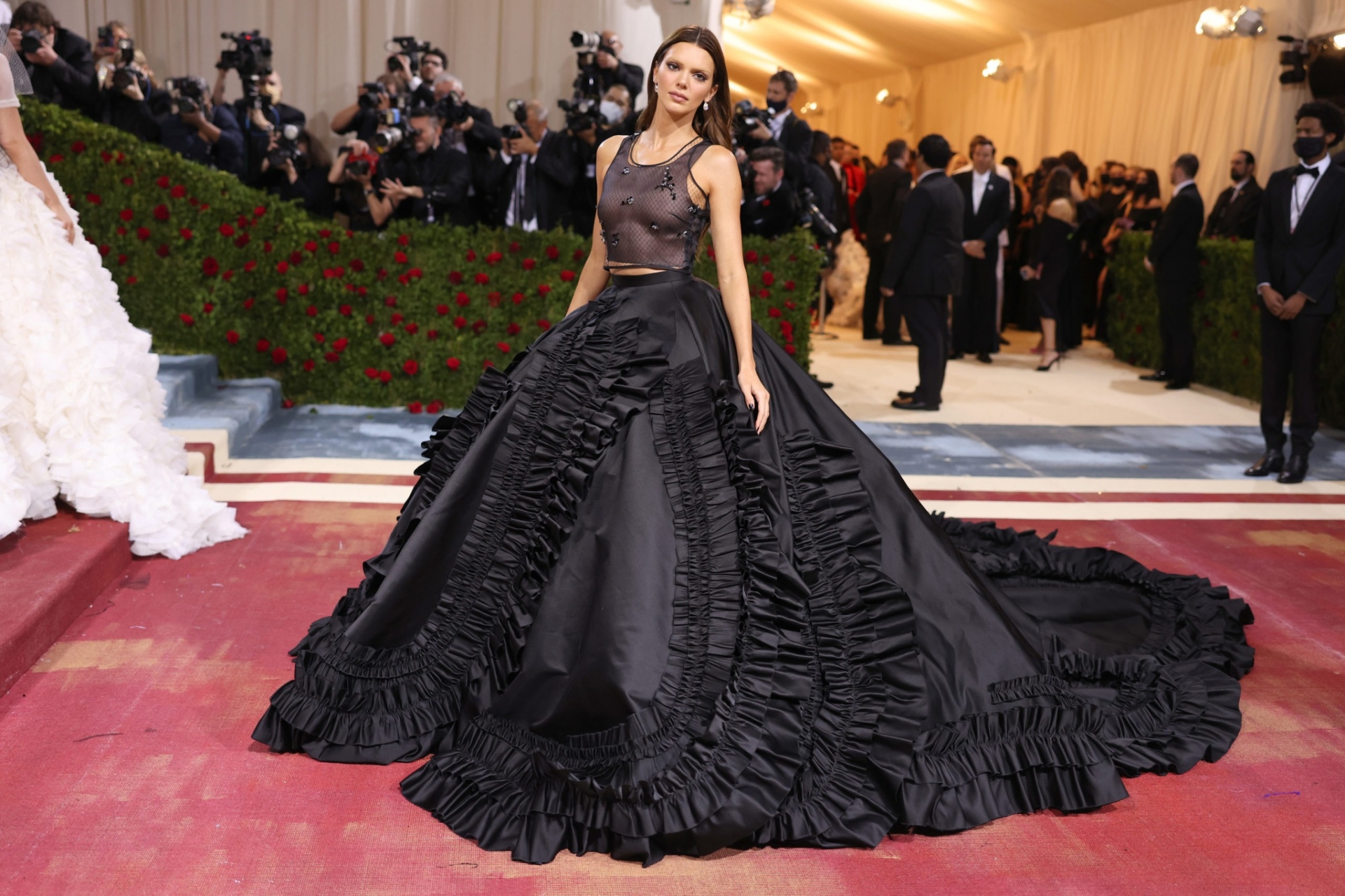 Kendall Jenner lộng lẫy trong chiếc váy đen kết hợp cùng áo xuyên thấu quyến rũ của Prada. Make-up look của cô ngày hôm nay khiến nhiều người giật mình bởi hàng lông mày như 'tàng hình'.