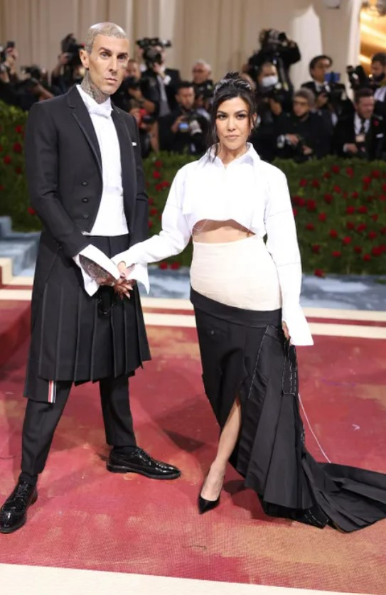 Kourtney Kardashian được hôn phu Travis Barker hộ tống lên thảm đỏ, cô diện áo sơ mi croptop cùng chân váy kiểu cách.