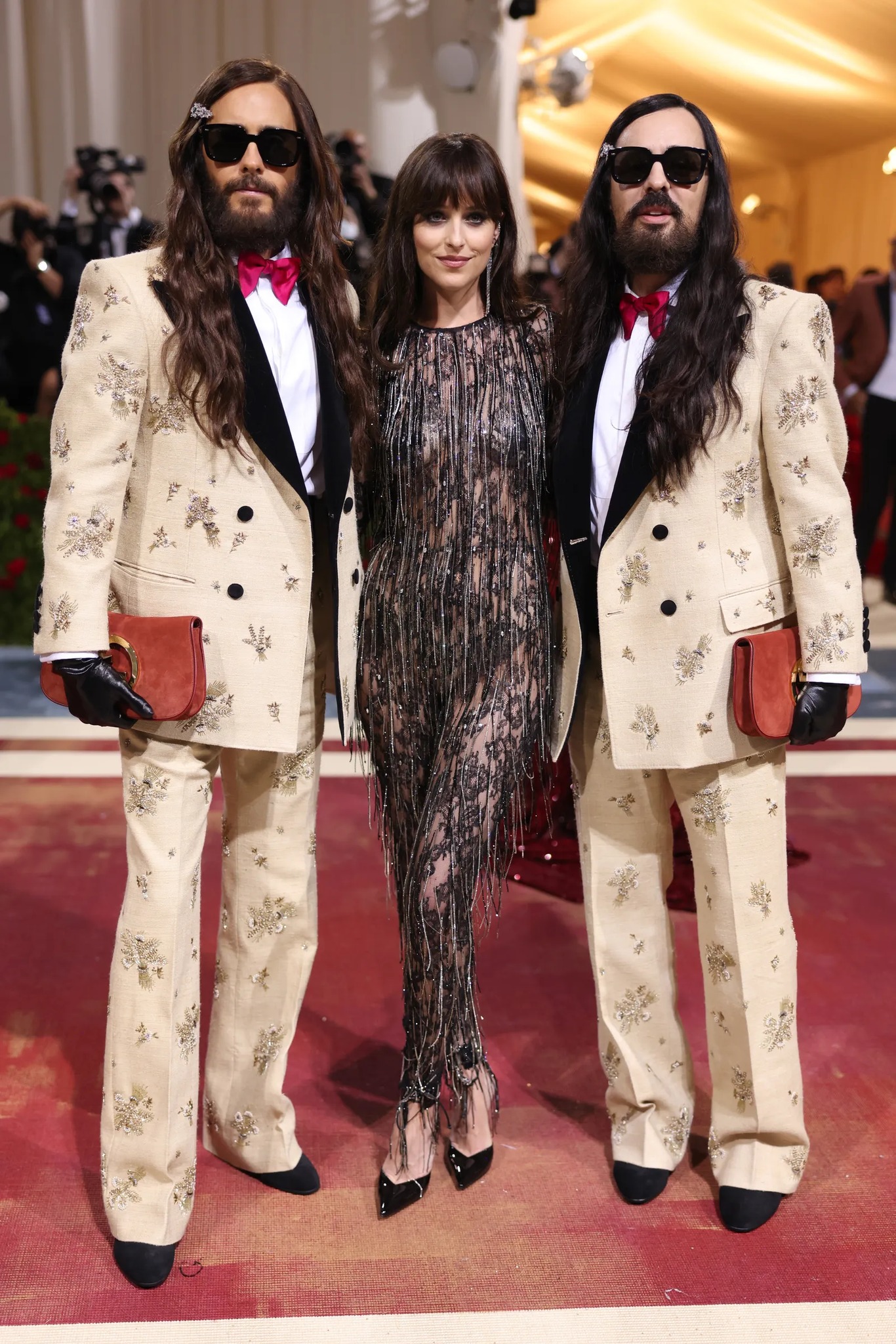 Nữ diễn viên '50 sắc thái' Dakota Johnson diện jumsuit sequin quyến rũ, được sự hộ tống của Jared Leto và Giám đốc sáng tạo Gucci Alessandro Michele.