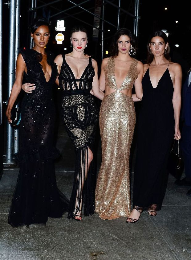Dàn người mẫu đình đám Jasmine Tookes, Miranda Kerr, Sara Sampaio và Lily Aldridge (từ trái qua) trong những chiếc đầm dạ tiệc với phong cách khác nhau, điểm chung là ai cũng thật quyến rũ và lộng lẫy.