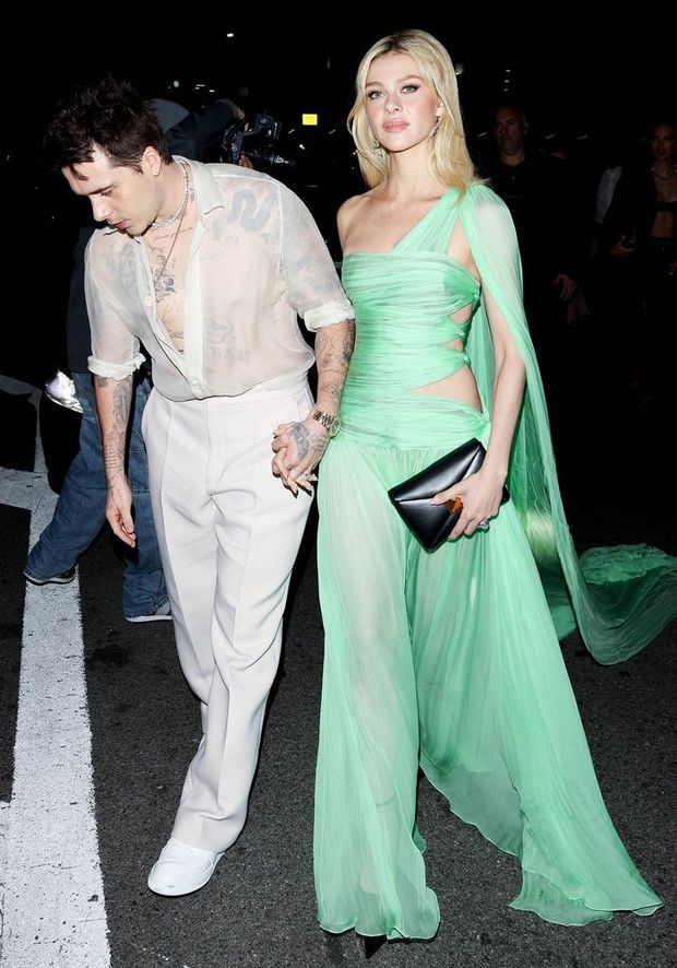 Vợ chồng 'son' Brooklyn Beckham và Chloe Moretz với style lả lướt cùng chất liệu lụa voan mềm mại, chàng phong trần cho chiếc áo sơ mi trắng còn nàng thì tươi mát với váy xanh bạc hà.