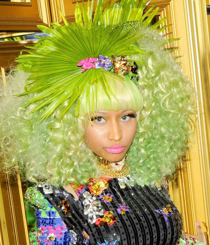 Mái tóc này sẽ là hình ảnh nhớ đời của Nicki Minaj khi cô gắn thêm lá cọ lên mái tóc xù mì xanh mướt của mình.