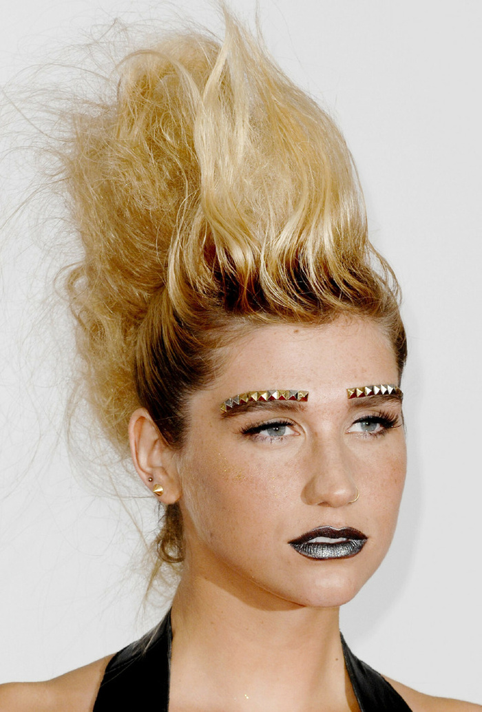 Kesha từng chịu chơi đính trang sức kim loại lên chân mày, vuốt dựng mái tóc và son môi thâm.