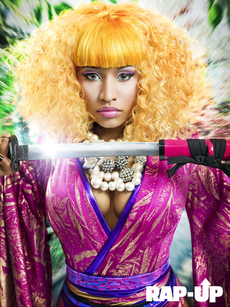 Mái tóc xù mì màu vàng, trông chẳng khác gì một gói mì nhưng lại trở thành hình hiệu riêng của nữ rapper da màu.