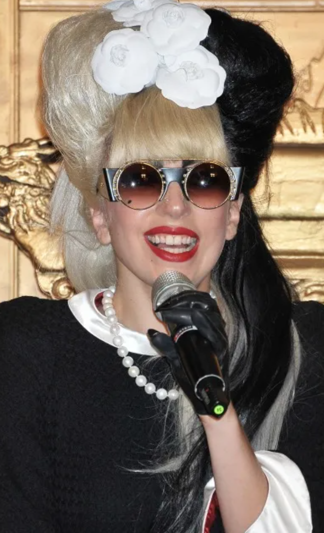 Lady Gaga với kiểu tóc 'Hắc Bạch Vô Thường'.