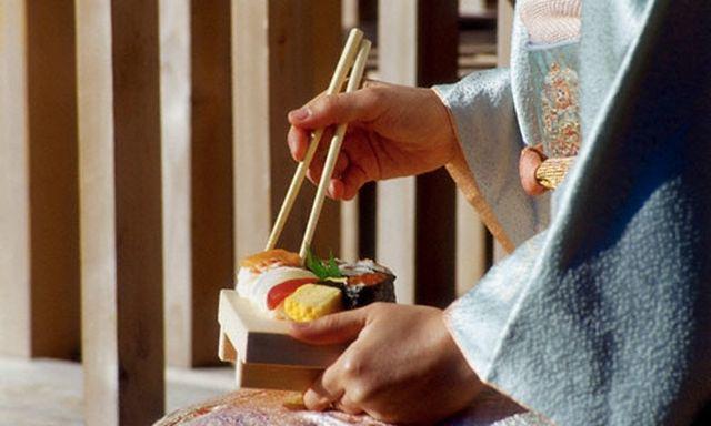 Người Nhật thích ăn đồ ăn tươi sống. 