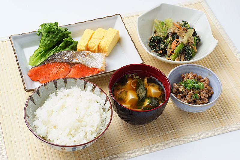 Bữa ăn hàng ngày của người nhật luôn có súp miso và đậu lên men natto giúp hỗ trợ tiêu hoá.