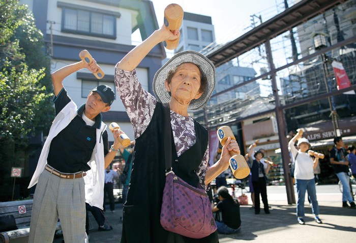 Phụ nữ Nhật dù nghỉ hưu nhưng vẫn tích cực hoạt động thay vì ngừng làm việc.