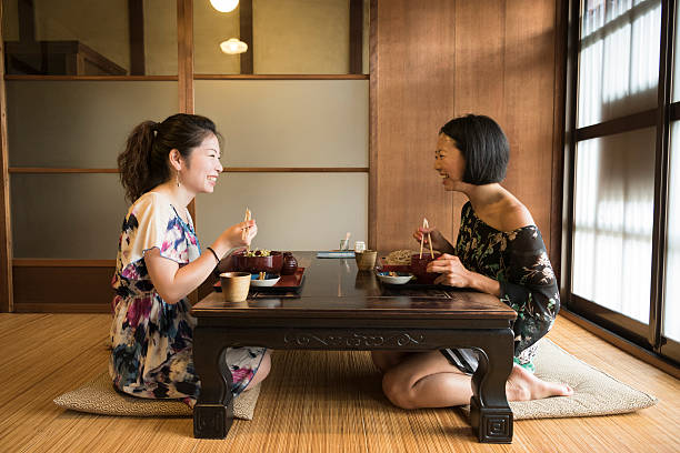 Tư thế ăn phổ biến của phụ nữ Nhật Bản.
