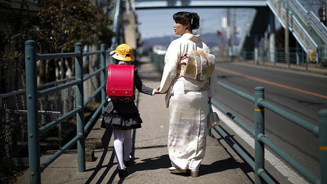 Những đứa bé ở Nhật Bản đã được gia đình rèn luyện việc đi bộ từ sắm nhằm hình thành thói quen tốt từ khi còn bé.
