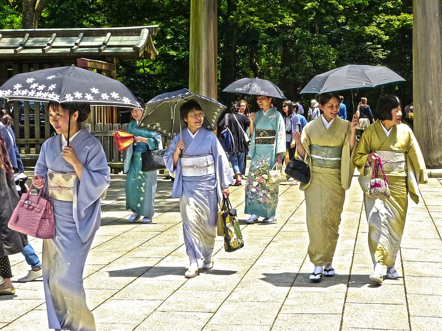 Việc đi bộ phổ biến đến mức đã trở thành một nét văn hoá của Nhật Bản, họ chấp nhận đi bộ đến công ty hoặc ga tàu để tiết kiệm chi phí đi lại và hạn chế kẹt xe giờ cao điểm.