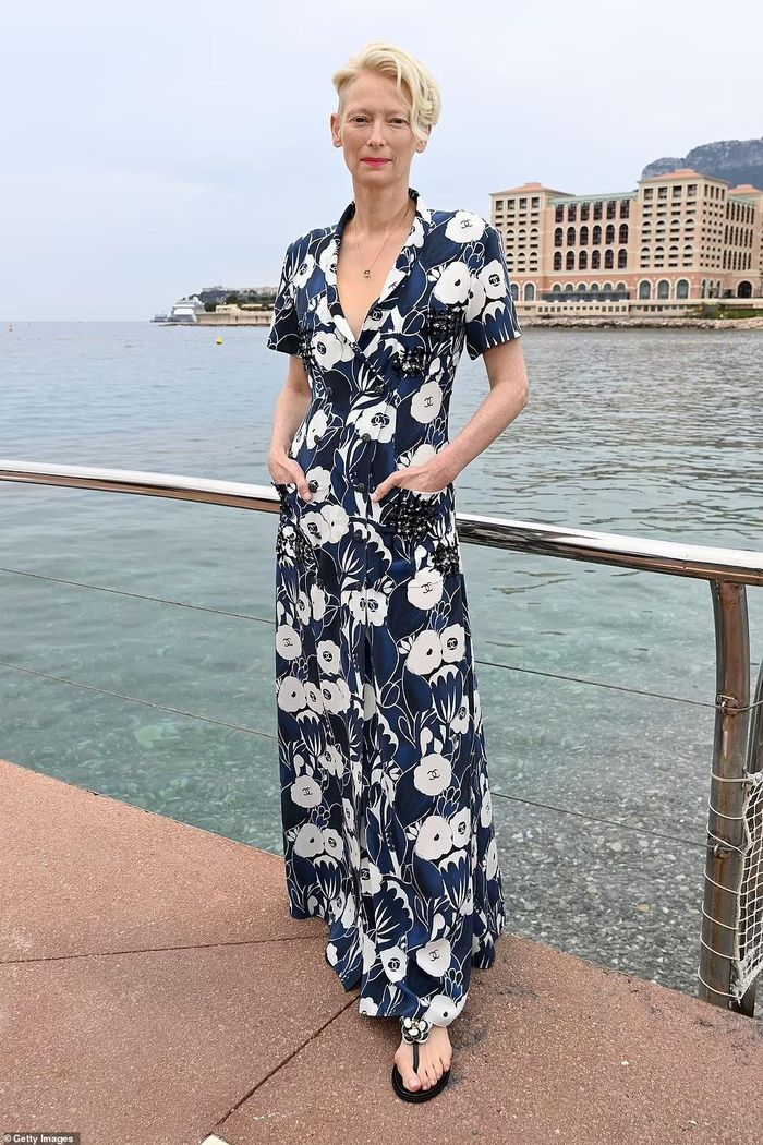 Nữ diễn viên Tilda Swinton với thời trang đậm chất màu hè cùng đầm maxi hoạ tiết hoa.
