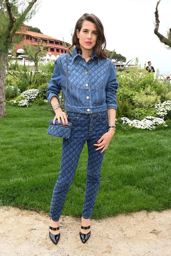 Công chúa Monaco - Charlotte Casiraghi gây ấn tượng với set đồ jeans ôm trám màu xanh chàm của Chanel.