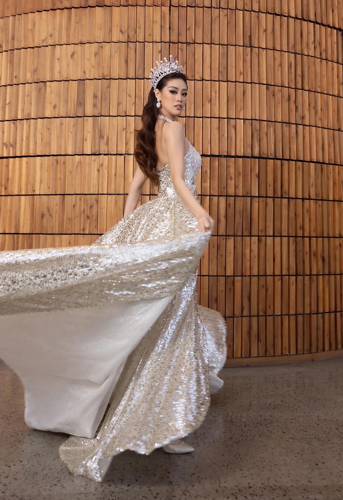 Váy áo của Khánh Vân tại Miss Universe Vietnam 2022 luôn nổi bật và có sự đầu tư. Trong outfit này, cô chọn tông bạc làm chủ đạo.