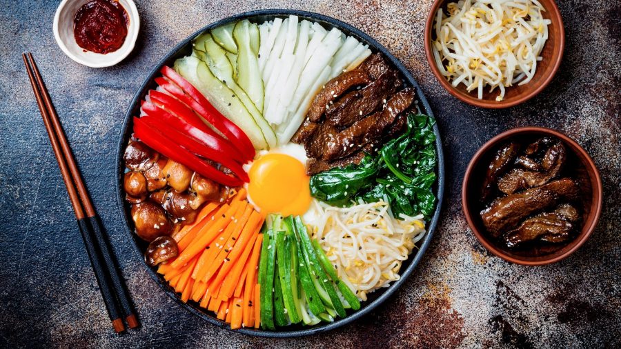 Bữa ăn nhiều rau xanh và trái cây của người Hàn.