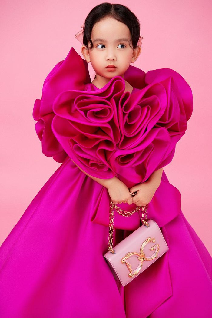 Kết hợp cùng với thiết kế lộng lẫy này là chiếc túi D&G màu hồng phấn.