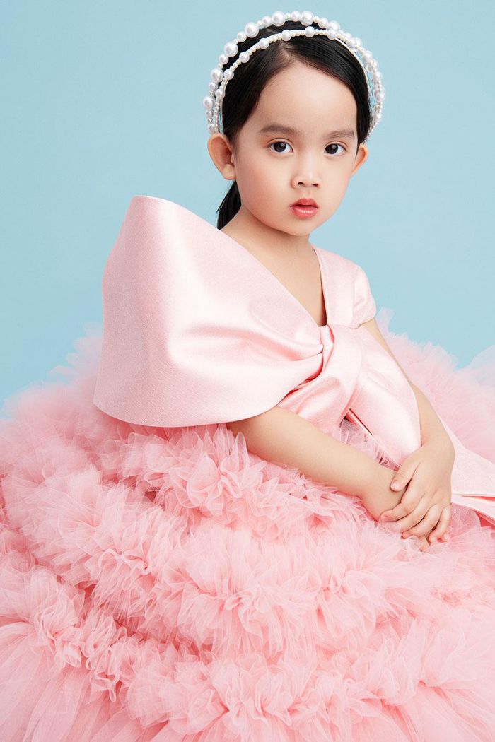Bộ váy 'công chúa' màu hồng pastel cùng chiếc nơ to càng tăng thêm nét khả ái, ngọt ngào của con gái Đỗ Mạnh Cường.