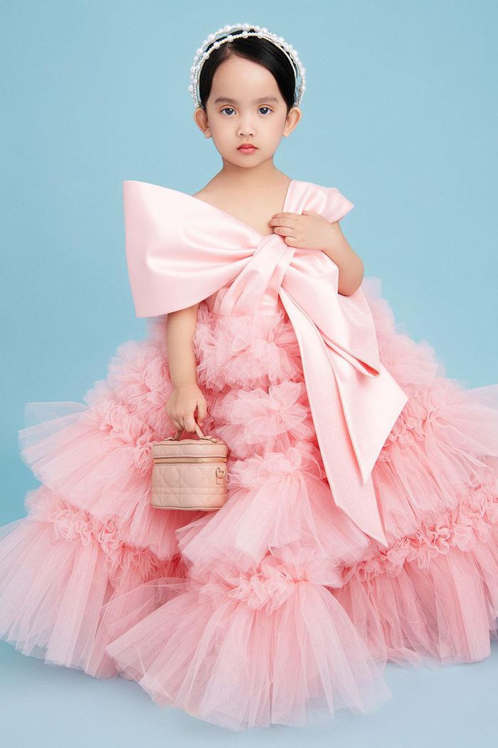 Cứ thay sang váy mới là cô bé lại được bố Cường sắm chiếc túi cho phù hợp, lần này là mẫu Chanel Vanity màu hồng pastel có giá hơn trăm triệu đồng.