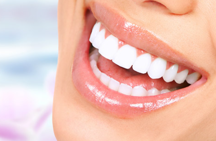 Mão răng sứ là một sản phẩm tuyệt vời thay thế cho phương pháp trồng răng kim loại truyền thống, lộ khuyết điểm khi chúng ta cười.