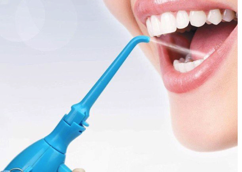 Chỉ nha khoa giúp lấy mảng bám thức ăn ở kẽ răng, máy tăm nước sẽ nhẹ nhàng hơn với nướu răng nhạy cảm. 