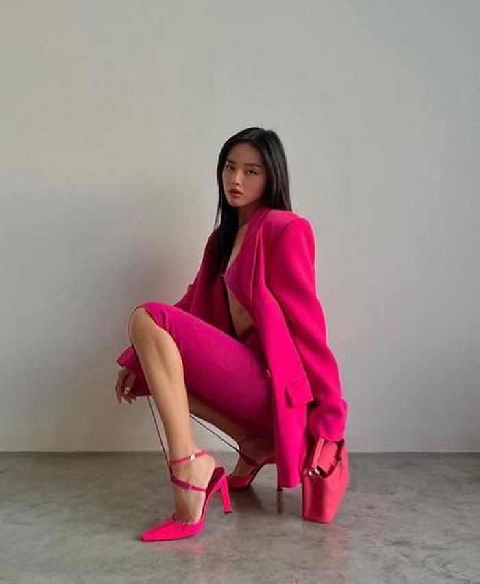 Cô Em Trendy kết hợp áo blazer màu hồng với áo bra và quần bó sát, tạo sự năng động và quyến rũ.