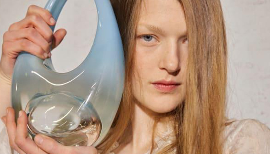 Túi thuỷ tinh độc lạ của Coperni: Không chỉ đẹp mà còn giúp chị em tự vệ, đánh cướp hiệu quả