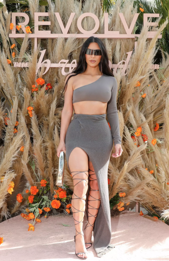 Kim Kardashian cũng đã nối tiếp em gái khi đem phiên bản kim loại sáng bóng đi Coachella 2022.