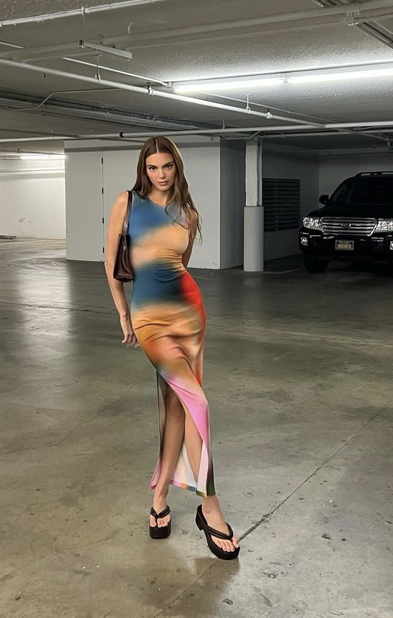 Không khó để nhận ra Kendall Jenner ưu ái cho mẫu dép kẹp đế “platforms” của Mark & Spencer như thế nào. Cô nàng phối nó với đủ loại quần áo từ váy bodycon quyến rũ đến quần ống suông năng động.
