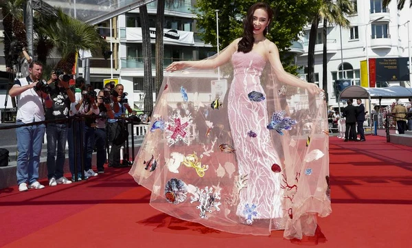 Sao Việt oanh tạc thảm đỏ Cannes: Lý Nhã Kỳ diện đầm 1 tỷ đồng, Nhã Phương khoe sắc với áo dài - Ảnh 9