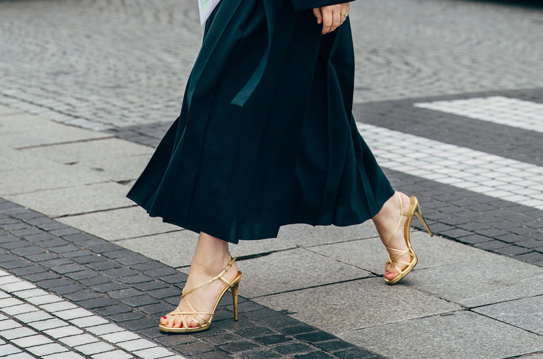 12 set váy diện cùng cao gót sandals cho mùa hè từ thời trang của gái Pháp - Ảnh 1