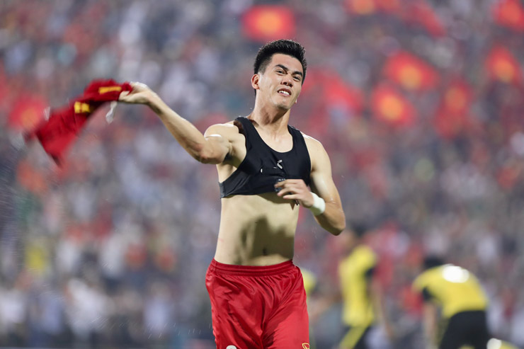 Fan nữ hết hồn khi Tiến Linh mặc áo ngực phía sau áo đá bòng trong trận bán kết với Malaysia - Ảnh 3