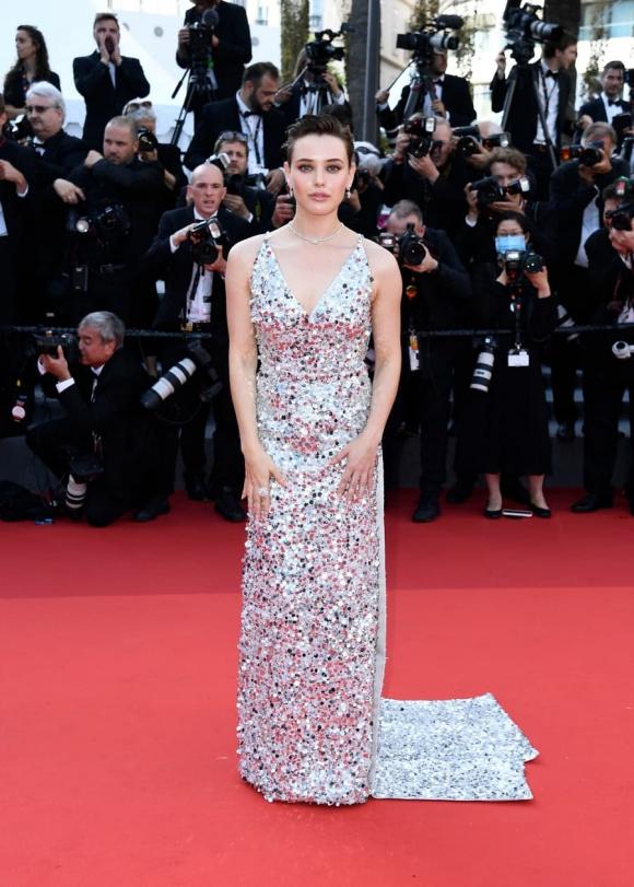 Thảm đỏ LHP Cannes 2022 ngày 2 và 3: Anne Hathaway, Julia Robert, Lý Nhã Kỳ mang kim cương tiền tỷ - Ảnh 1