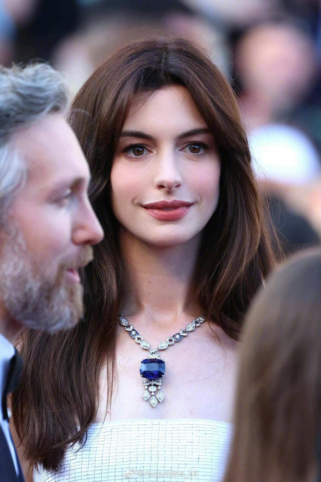 Thảm đỏ LHP Cannes 2022 ngày 2 và 3: Anne Hathaway, Julia Robert, Lý Nhã Kỳ mang kim cương tiền tỷ - Ảnh 6