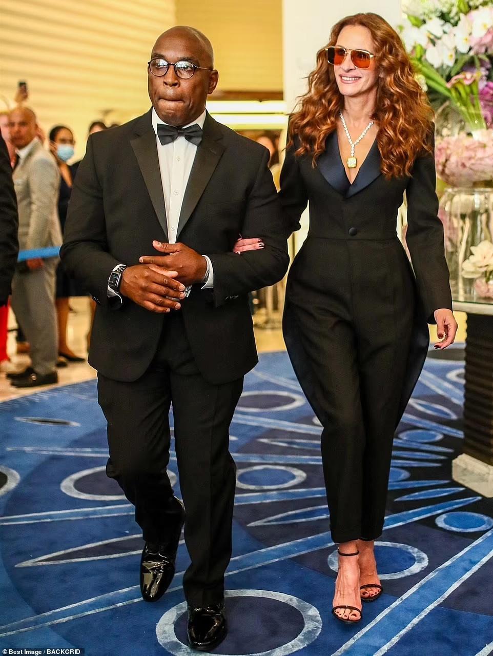 Thảm đỏ LHP Cannes 2022 ngày 2 và 3: Anne Hathaway, Julia Robert, Lý Nhã Kỳ mang kim cương tiền tỷ - Ảnh 1