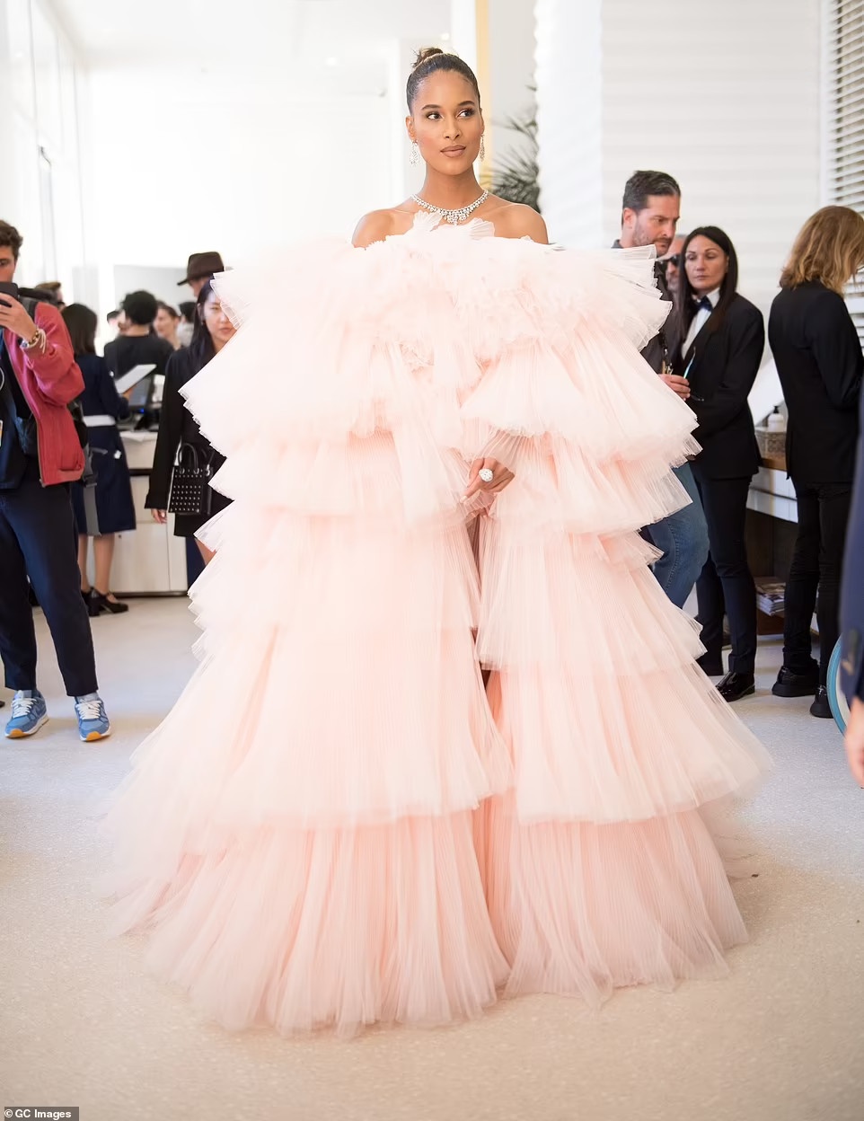 Thảm đỏ LHP Cannes 2022 ngày 2 và 3: Anne Hathaway, Julia Robert, Lý Nhã Kỳ mang kim cương tiền tỷ - Ảnh 4