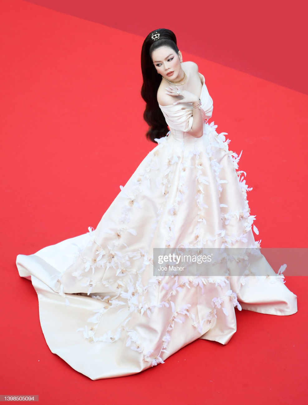 Tổng kết thảm đỏ Cannes 2022 sau tuần đầu: Lý Nhã Kỳ liên tục gây ấn tượng, không thiếu váy áo đẹp  - Ảnh 1