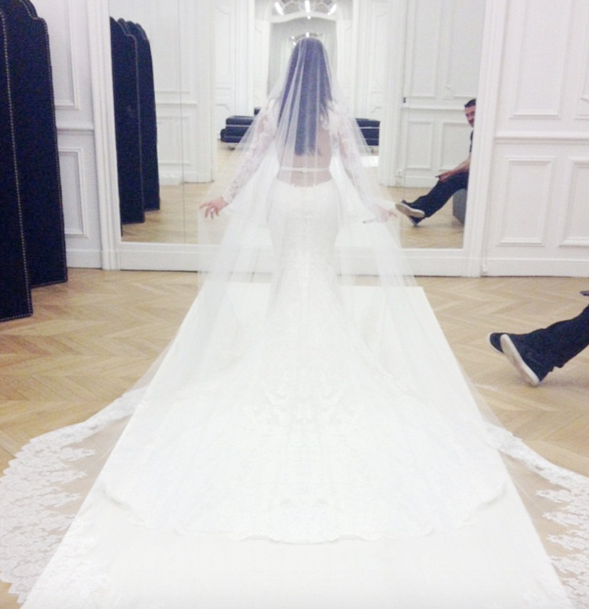 Váy cưới chị em nhà Kardashian - Jenner: Còn mỗi Kendall Jenner chưa chịu mặc váy cưới - Ảnh 1