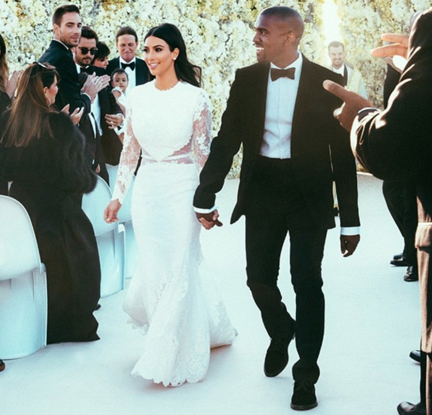 Váy cưới chị em nhà Kardashian - Jenner: Còn mỗi Kendall Jenner chưa chịu mặc váy cưới - Ảnh 2