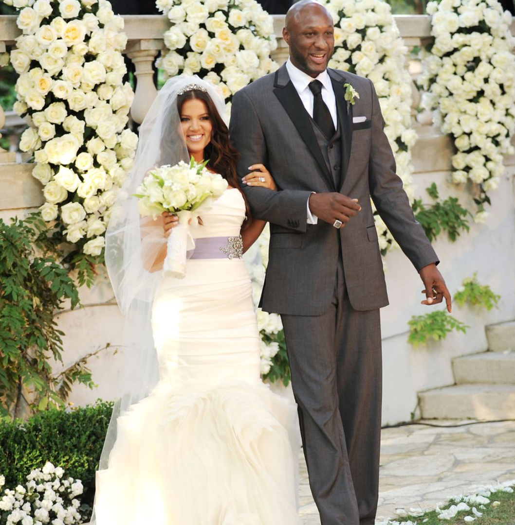 Váy cưới chị em nhà Kardashian - Jenner: Còn mỗi Kendall Jenner chưa chịu mặc váy cưới - Ảnh 1