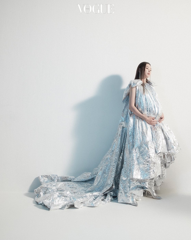 Hoa hậu đẹp nhất Hàn Quốc Honey Lee táo bạo khoe bụng bầu trên tạp chí Vouge Hàn Quốc - Ảnh 3