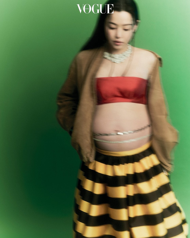Hoa hậu đẹp nhất Hàn Quốc Honey Lee táo bạo khoe bụng bầu trên tạp chí Vouge Hàn Quốc - Ảnh 6