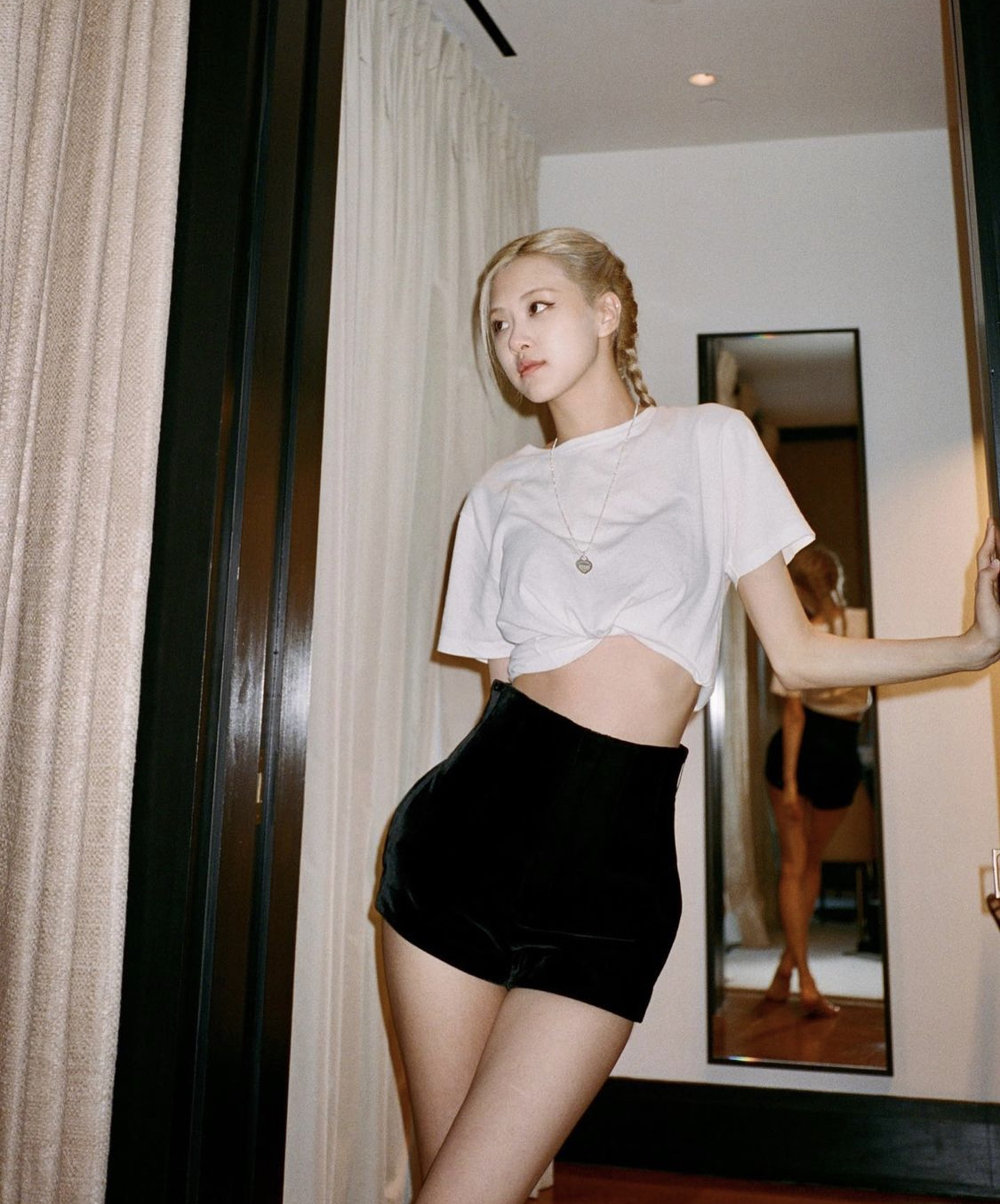 Sao Hàn ngày càng táo bạo: Chuộng áo khoét lưng, ngắn ngang ngực để chống nóng ngày hè - Ảnh 10