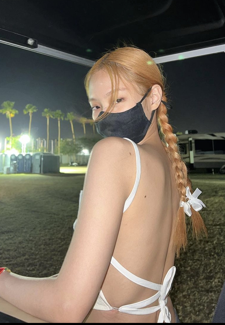 Sao Hàn ngày càng táo bạo: Chuộng áo khoét lưng, ngắn ngang ngực để chống nóng ngày hè - Ảnh 14