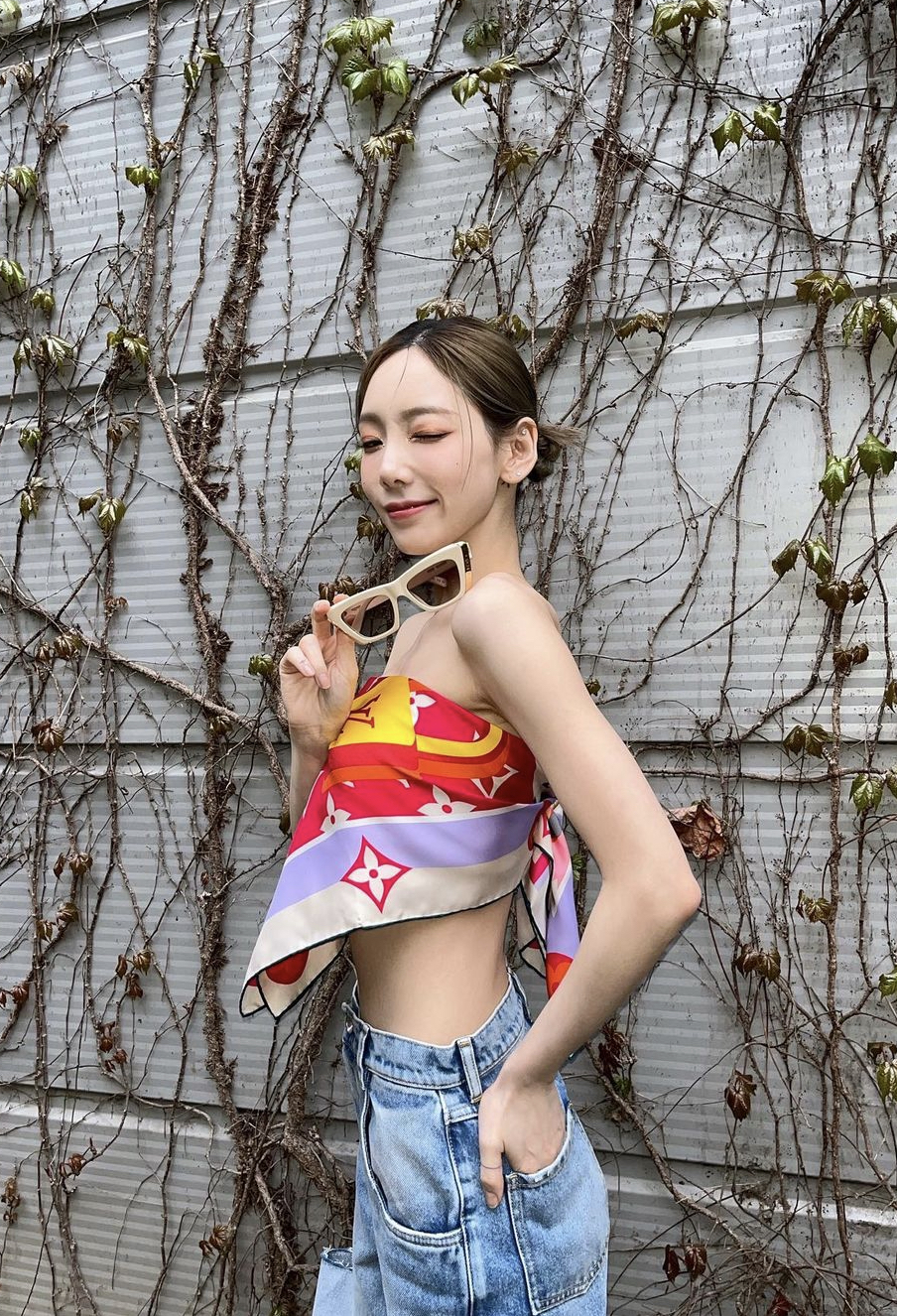 Sao Hàn ngày càng táo bạo: Chuộng áo khoét lưng, ngắn ngang ngực để chống nóng ngày hè - Ảnh 2