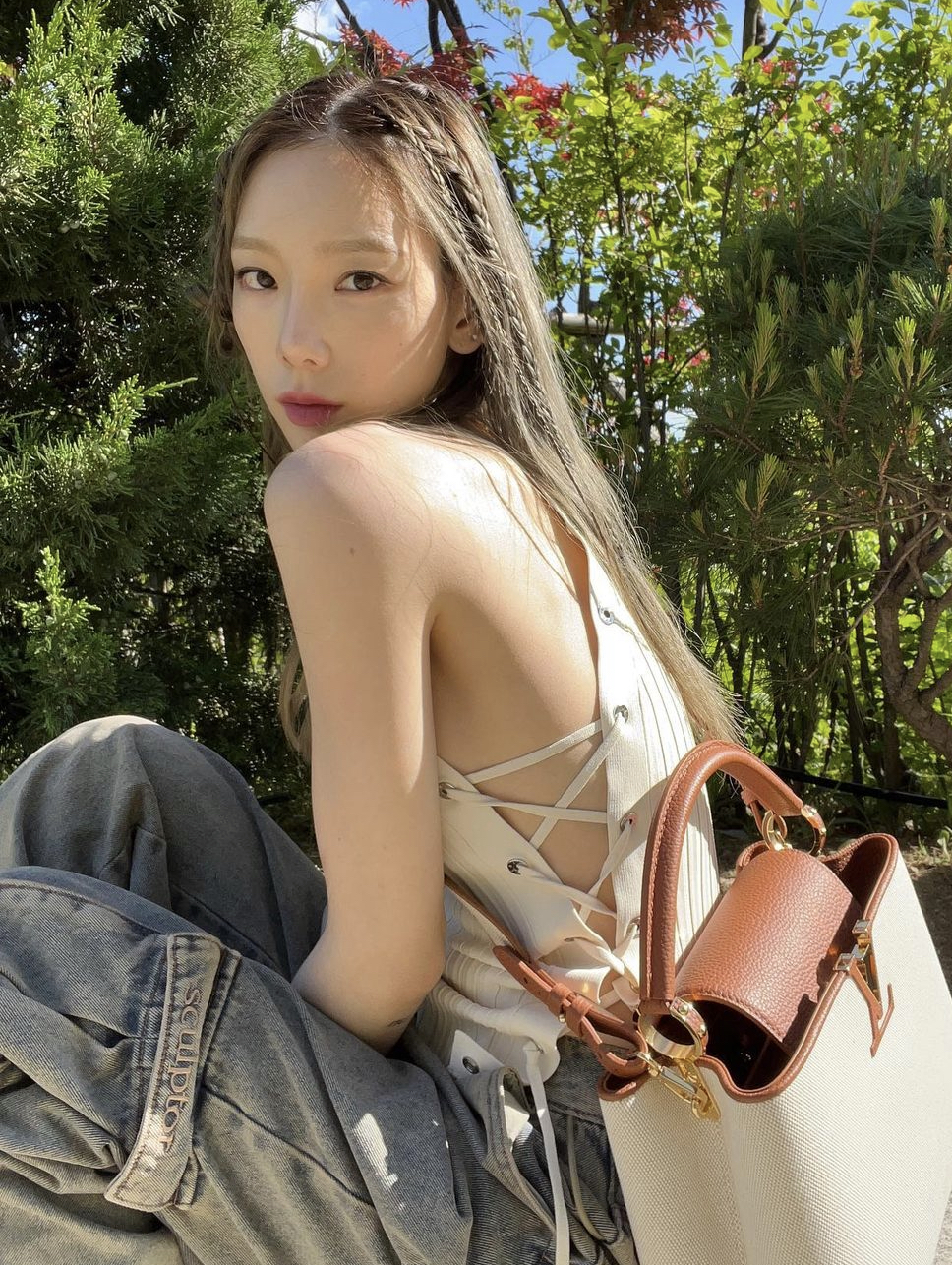 Sao Hàn ngày càng táo bạo: Chuộng áo khoét lưng, ngắn ngang ngực để chống nóng ngày hè - Ảnh 3